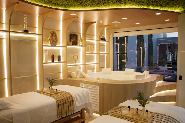 Sala Comercial de Marcenaria de alto padrão em madeira clara executada pela Talent Marcenaria