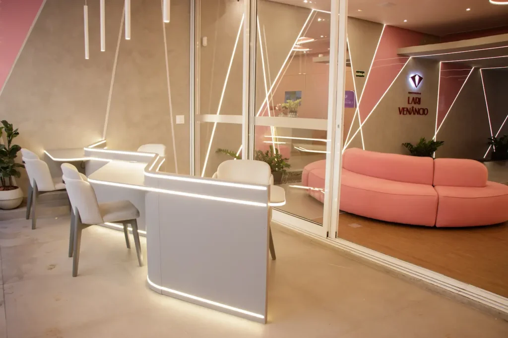 Detalhe de acabamento em marcenaria em projetos com arquitetos para projetos comerciais.