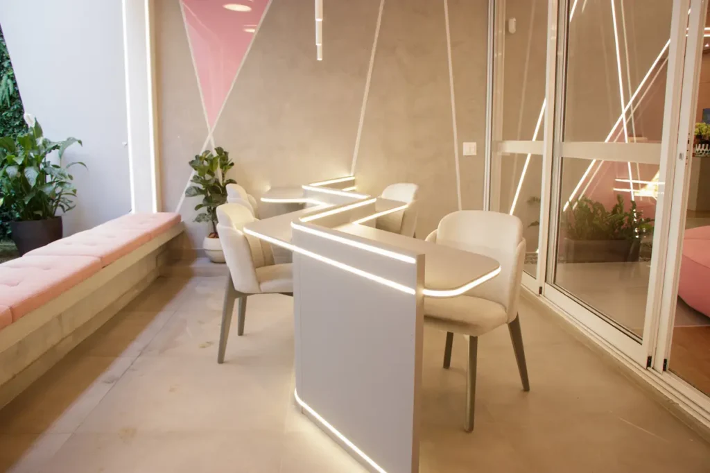 Detalhe de acabamento em marcenaria em projetos com arquitetos para projetos comerciais.