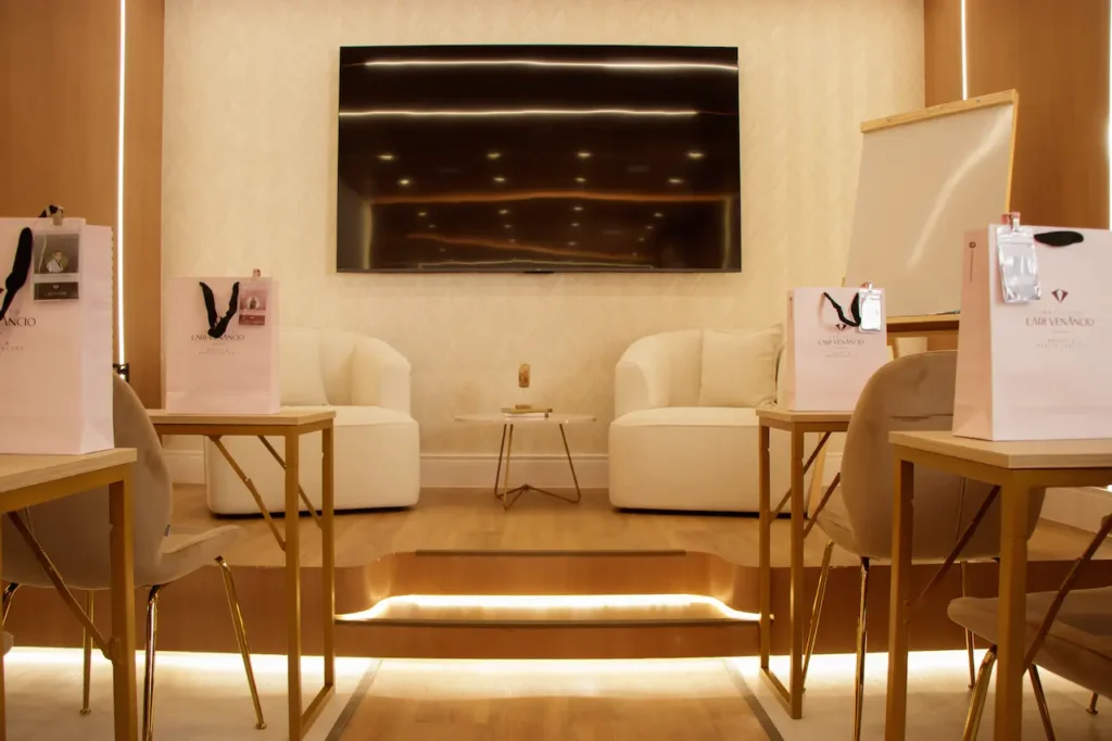 Detalhe de acabamento em marcenaria em projetos com arquitetos para projetos comerciais. Marcenaria de Alto Padrão.